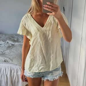 Ljusgul blus - Så söt ljusgul blus💛💛 obs åker utomlands på tisdag, kan senast skicka måndag!!