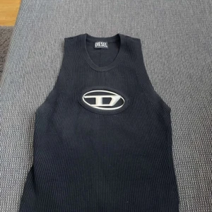 Diesel topp - As snygg topp som passar till exakt vilken outfit som helst. Använd några gånger men inga fel på den vad jag har sett. pris kan diskuteras vid snabb affär!❤️