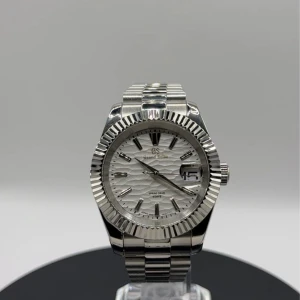 Seiko Mod - En väldigt elegant datejust med en sandaktik urtavla i vitt!  Länkar ingår! PM för bilder / videos