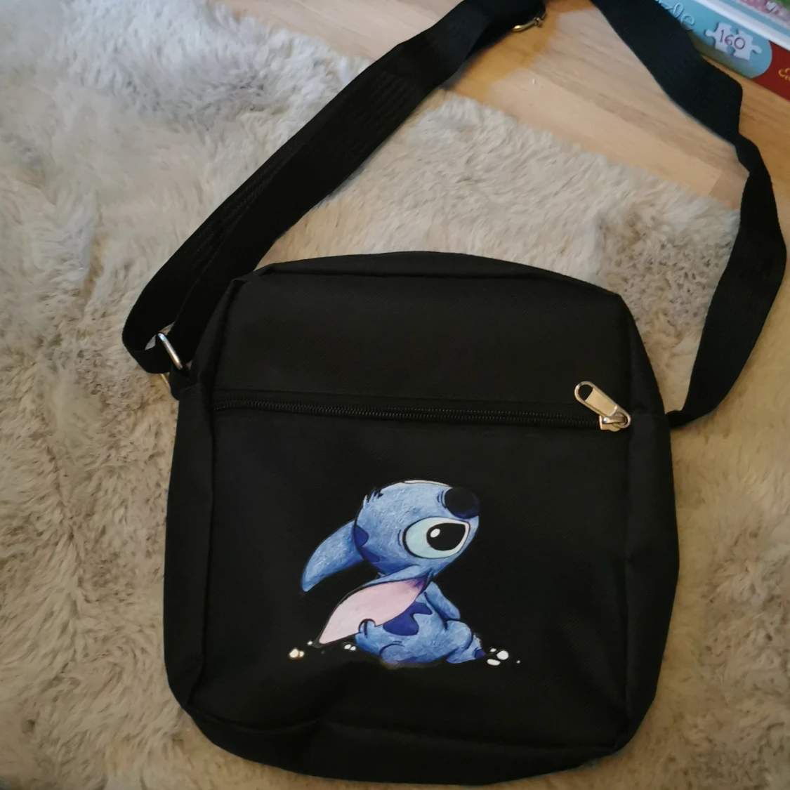 Svart axelväska med Stitch-motiv