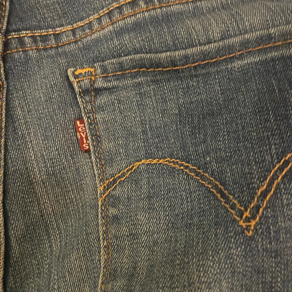 Hej! Säljer nu mina levis jeans för att dom kommer tyvärr inte till användning💖Storleken står ej men skulle säga att det är en S, jag är 166 och passar bra till mig. Skriv vid intresse eller funderingar🤗. Jeans & Byxor.