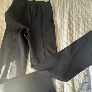 Kostymbyxor  - Säljer dessa kostymbyxor ifrån ginatricot! De är raka i modellen och man kan ha de båda lågmidjat och midwaist/highwaist, men jag har lågmidjat på bilden🤍