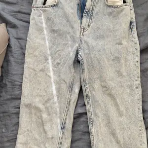 Högmidjade jeans från Zara. Väldigt skönt mater, använts få gånger.