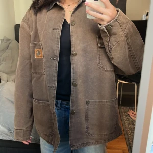 Vintage Carhartt WIP jacket - Carhartt jacka i unik färg. Storlek medium men skulle säkert passa L också då den är väldigt oversized på mig som har S. Tror den är vintage då alla andra jag hittat som är i samma modell är det. Går att diskutera pris!