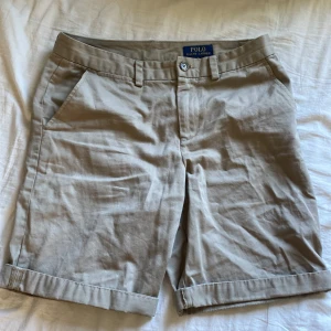 Ralph lauren shorts - Beiga Ralph lauren shorts i storlek 18. Säljer då de är för små. Skriv vid frågor/intresse.