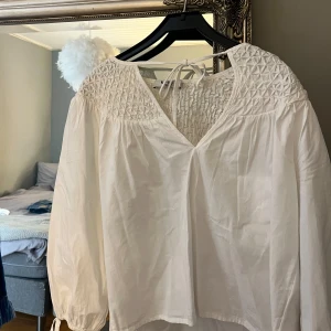 Super söt topp!! - Säljer denna super söta toppen med otroligt fint mönster ifrån Nakd🥰Aldrig använd men har tagit av prislappen. Säljer då den aldrig kommer till användning och är pågränsen till för liten☺️