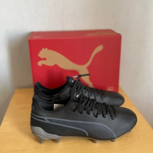 Fotbollsskor - Tjena! Nu säljer jag mina oanvända fotbollsskor direkt ifrån unisport. Använd 0 gånger. Skick 10/10! 