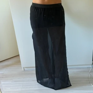 Långkjol - Långkjol i meshtyg från hm som inte kommer till användning💕