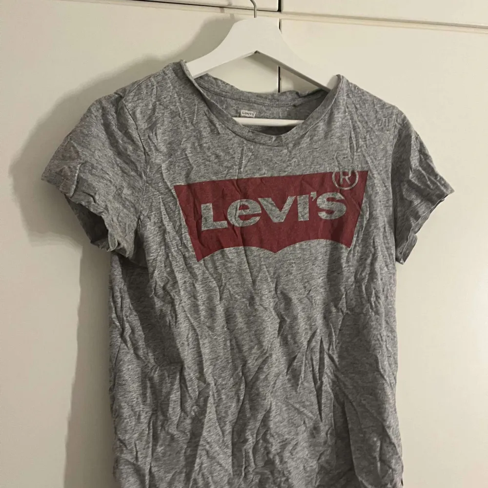 En äkta Levi’s tröja i grå köpt för många år sedan och använd mycket då men inte använd på flera år men är fräsch💕. T-shirts.