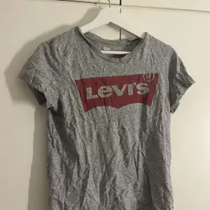 En äkta Levi’s tröja i grå köpt för många år sedan och använd mycket då men inte använd på flera år men är fräsch💕