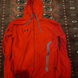 Under armour jacka - Under armour vind/regnjacka Väldigt fin Nästan oanvänd  
