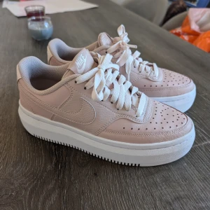 Nike court vision - Skorna är använda 2 gånger, i jätte jättefint skick. Det är storlek 38 men mycket mer som en 37. 