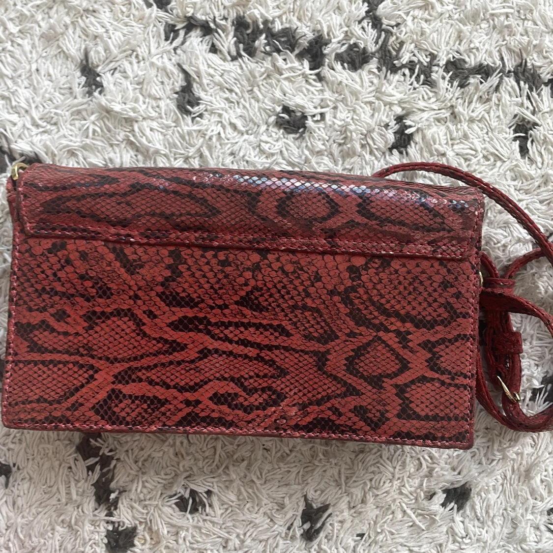 Röd axelväska med ormmönster från Gestuz - 91