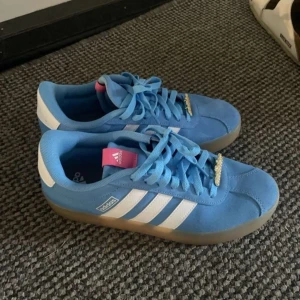 addis skor - Oanvända skor från adidas, säljer pgr av för små