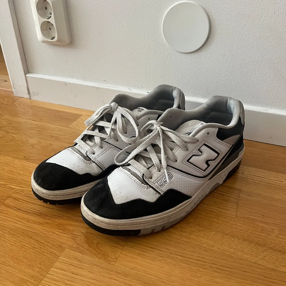 Riktigt feta new balance 550!! De är äkta, skick enligt bilderna. Hör av er vid minsta lilla fråga🙏👍. Skor.