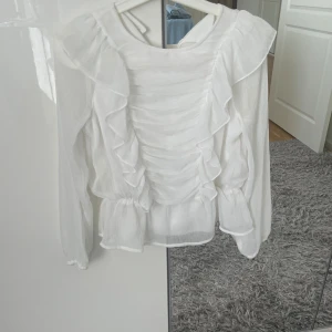 Vit volang blus  - Super fin vit volang blus. Säljer då den inte är min stil längre.