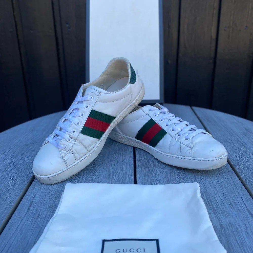 Säljer att par vita gucci ace i storlek 43. Säljes pga för små❗️  Säljes i befintligt skick ❗️  Vid snabb affär kan priset diskuteras❗️ Box och dustbags till båda skorna medföljes 📦❗️ Nypris 8850kr Mitt pris 2099kr. Skor.