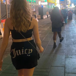 Juicy Couture set - Så snyggt set från juicy couture köpta i New York! Hela settet för 500 eller kjolen för 400 och tröjan 200❤️ har bara använts någon enstaka gång
