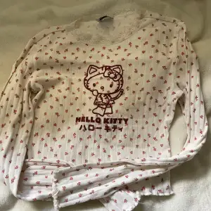 En jättesöt hello Kitty tröja, som ny. Säljer pga att den inte använts. Köparen står för frakt och pris kan diskuteras🤍