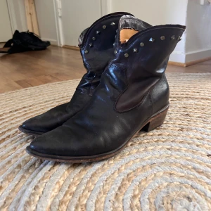 Cowboy boots - Najs boots med lite wear, köpta second hand på humana för 250kr men knappt använda av mig.