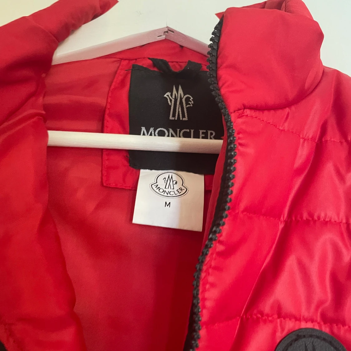 Röd moncler väst  - 91