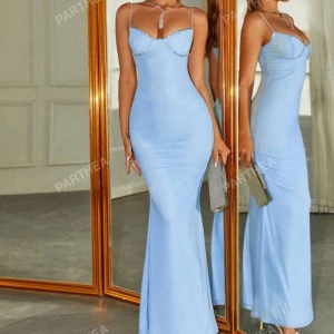 Blå långklänning  - Jättejättefin klänning jag tänkte ha på balen men slutade med en annan.