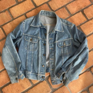 Jeansjacka Lee - Mörkblå jeansjacka från Lee, fint skick
