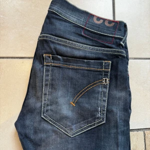 Dondup jeans - Tjena! Säljer ett par dondup jeans i storlek 32, de är i mycket bra skick och ser galet bra ut! Nypris ligger på runt 3000 kr och mitt pris är 799 kr!😁 4/5 skick