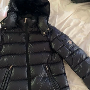 Moncler maya - Säljer nu min moncler jacka! Passar mig som har storlek S, kvitto och allt finns kvar köpt på nk för cirka 1 år sedan och den är i väldigt fint skick! Den är marinblå