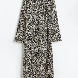 Klänning - Superfin klänning som är helt slutsåld  Den är använd fåtal gånger och ser helt ny ut. Superfin i ärmarna och är helt felfri