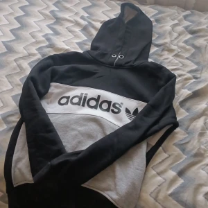 Adidas Hoodie (S) - Svart, vit och grå Adidas Hoodie för 13-14 åringar 