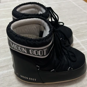 Svarta Moon Boots i storlek 42/44 - Säljer ett par svarta Moon Boots i storlek 42/44. De är perfekta för vintern med sin varma och sköna. De är i bra skick, har haft de julen förra året! De har blivit för små för mig❄️