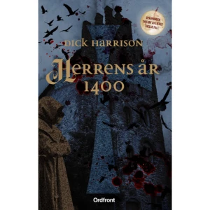 Herrens år 1400 (pocket) - Det är höst år 1400, i ett Nordeuropa som äntligen, efter ett decennium av sjöröveri och krig, har börjat hitta tillbaka till fredliga förhållanden. På Gotland har Tyska ordens riddare och knektar återställt ordningen och sjöfarten blomstrar ånyo. Ordensmännens betrodde spårhund, Thierryfrån Liège, har kunnat ta det lugnt.Men så händer det som inte får hända. En brand utbryter i Visbys utkant,på klinten alldeles vid ringmuren, och den ryska delegation som har förhandlat om försäljning av Novgorods handelsgård och kyrka i staden blir uppslukad av lågorna. Det står snart klart att det rör sig om mordbrand. Detta är bara början. När Thierry granskar brandmysteriet börjar bevis försvinna på besynnerliga vis, bara för att sedan dyka upp på märkliga ställen. Mängder av försvårande omständigheter framkommer, vilka ställer den ene efter den andre ordensmannen i dålig dager. Snart dignar Visby under misstankar. Och mördaren är långt ifrån färdig med sitt blodiga värv.Med fara för sitt eget liv tvingas Thierry lägga ett komplicerat pussel, inte olikt intrigerna hos Dorothy Sayers och Agatha Christie. Men Herrens år 1400 vore inte en Dick Harrison-deckare om inte allt dessutom vore historiskt korrekt    Format Pocket   Omfång 333 sidor   Språk Svenska   Förlag Ordfront förlag   Utgivningsdatum 2023-04-14   Medverkande John Eyre   ISBN 9789177753421  