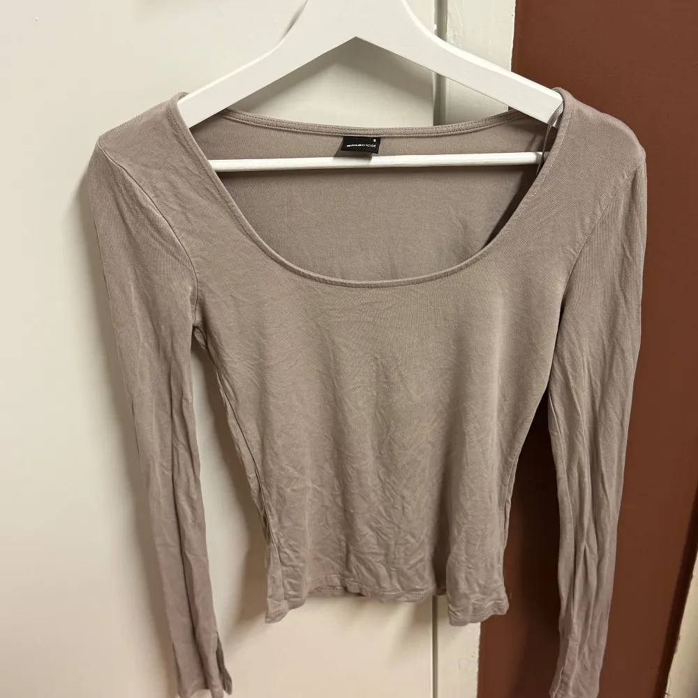 Säljer en stilren beige långärmad topp från Gina Tricot i storlek S. Toppen är i ett mjukt och stretchigt material, perfekt för både vardag och fest. Den har en enkel design med rund halsringning och är i mycket bra skick. Helt oanvänd pga liten storlek 🥰. Toppar.