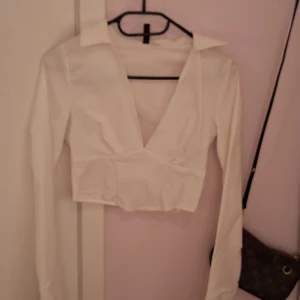 Vit croppad blus - Säljer en vit croppad blus i storlek XS. Har inte kommit till användning så jag hoppas den passar dig bättre.