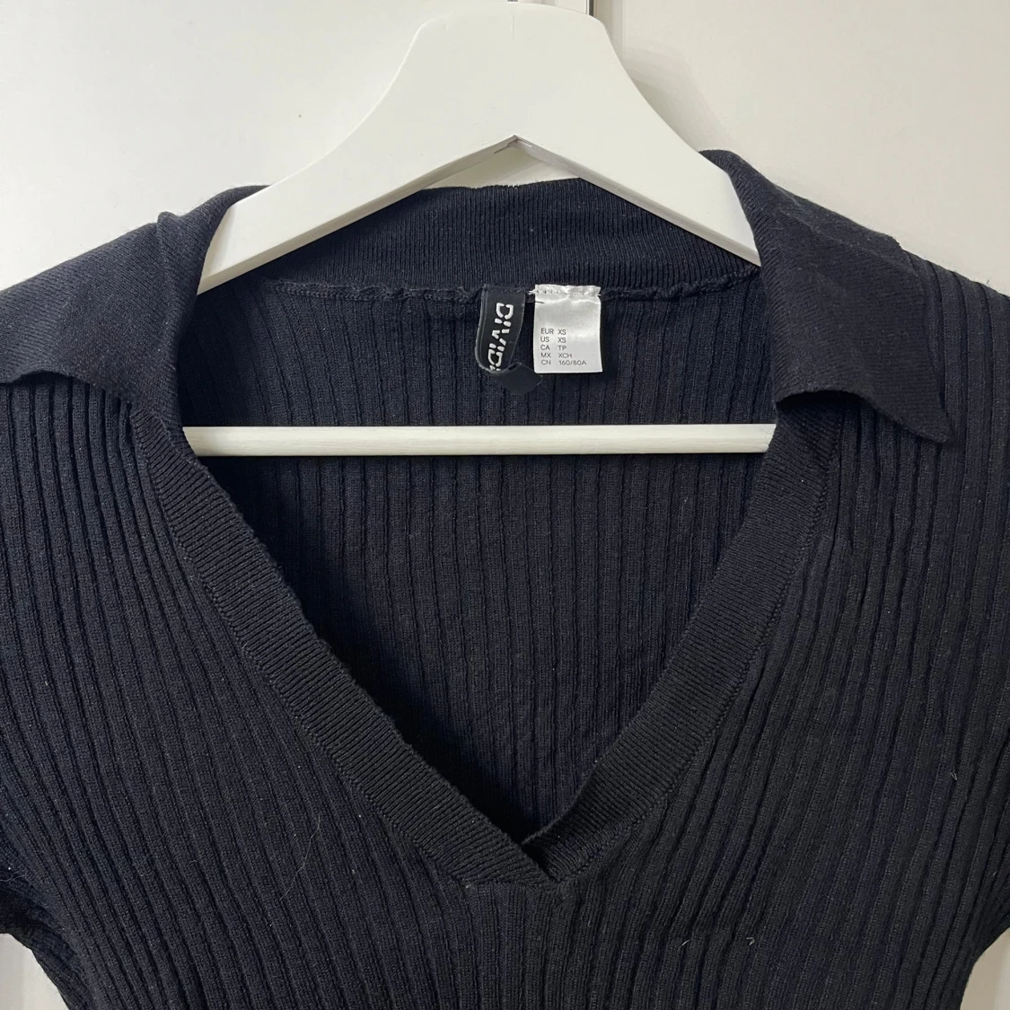 Svart ribbad tröja från Divided - 90