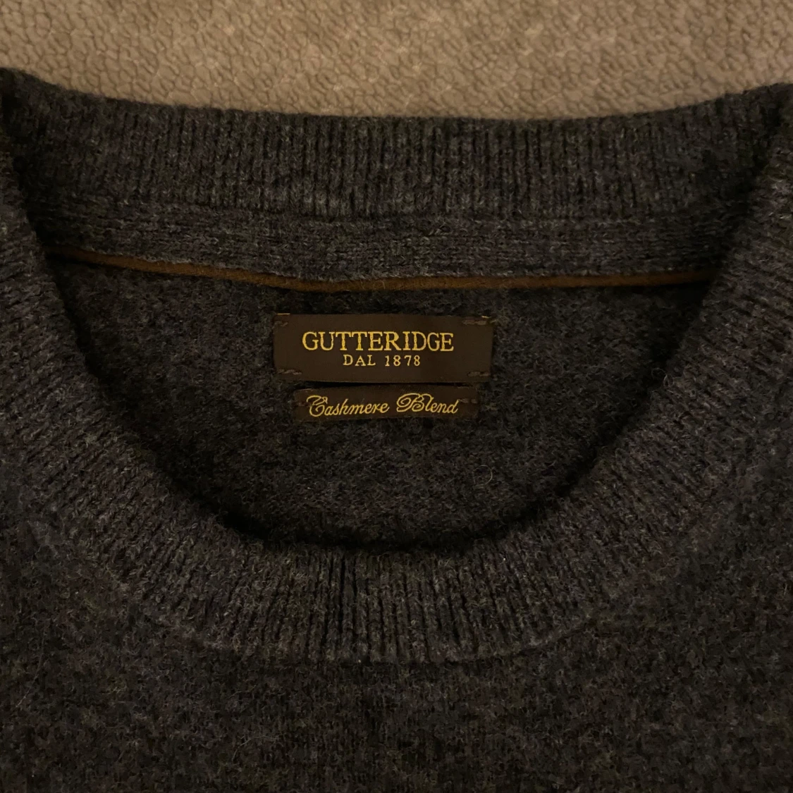 Mörkgrå kashmirtröja från Gutteridge - 91