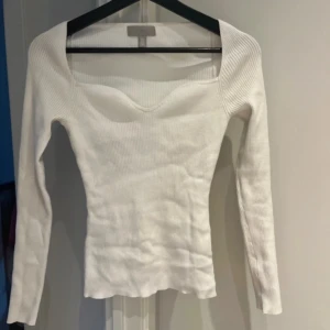 Vit ribbad tröja - Säljer en vit ribbad tröja med lång ärm.  Storlek XS