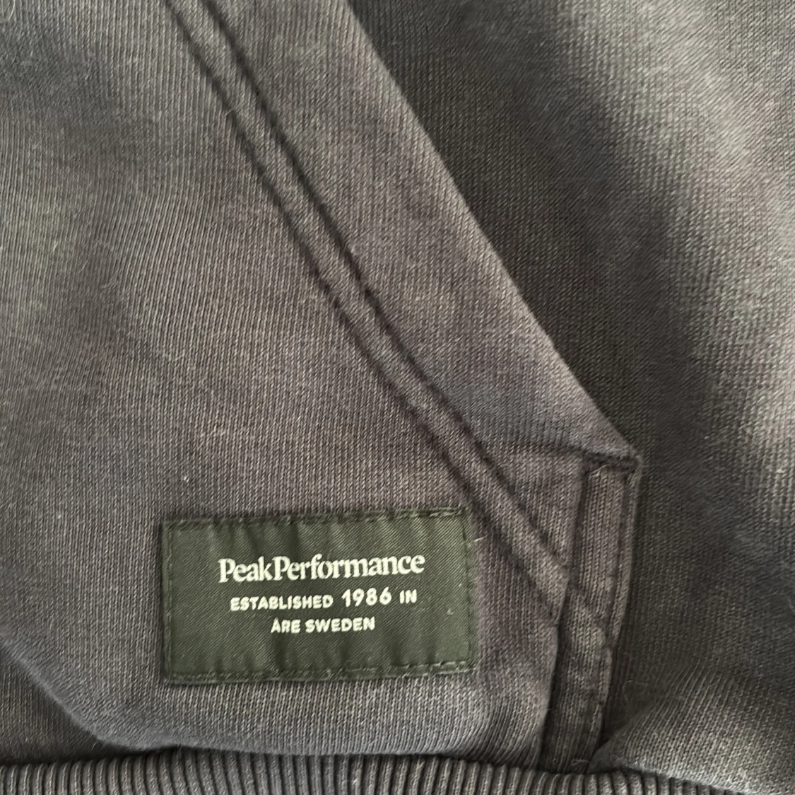 Svart hoodie från Peak Performance - 90