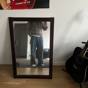 Dr Denim, ”arbetar”jeans - Ett par feta Dr Denim snickarbyxor/jeans. Är lite slitna i sömmarna men annars väldigt bra skick. M i midja och 32 i längd.
