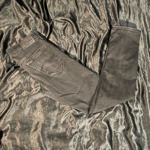 Svarta jeans från Lee - Säljer ett par snygga svarta jeans från Lee i bra skick. De har en klassisk femficksdesign och en knappgylf. Perfekta för både vardag och fest! 🖤