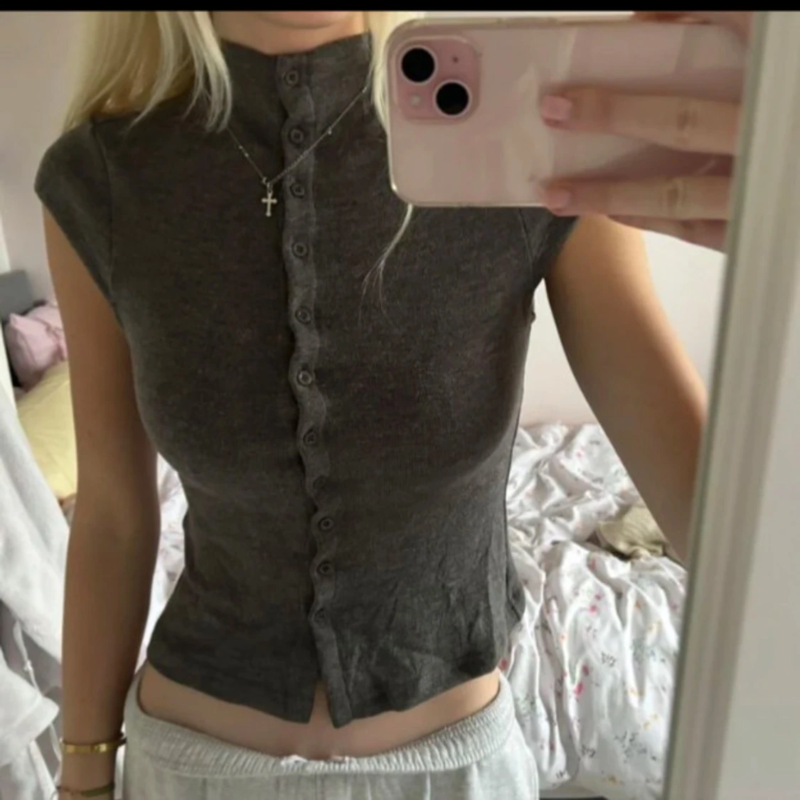 Grå kortärmad topp med knappar - 90