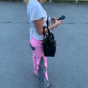 Rosa byxor med leoparddetaljer - Sälker mina super snygga jeans. Storlek w24 / xs. Jag har bara användt som engång. Har båda klack skorna ute på salu passar perfekt till jeansen👌🏼