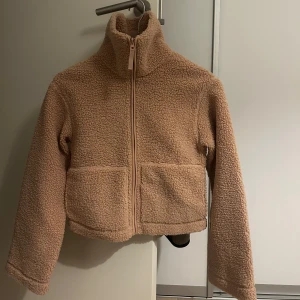  teddyjacka från H&M - Den populära teddyjackan från H&M i storlek XS. Så fluffig och mysig! 