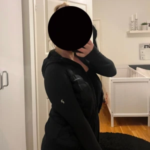 Peak performance jacka dam - Säljer nu min peak jacka storlek XS  inköpt våren 2023 från peaks hemsida för 2500. Loggan där framme har lossnat lite men utöver det är jackan i jättefint skick utan några andra defekter! Skriv för fler bilder/ frågor 