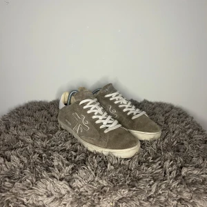 Premiata Sneakers - Ett par riktigt feta Premiata sneakers unika och extremt sköna, lite smått smutsiga, men annars inga defekter och i väldigt bra skick! Allt og ingår, hör gärna av er vid flera frågor eller funderingar!💯💫