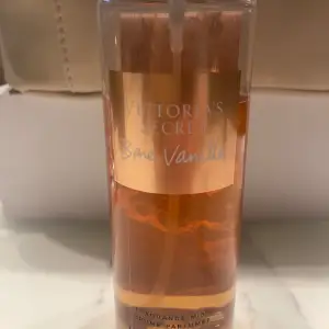 Body mist från Victoria secret i doften bare vanilla. 250 ml men den är använd, mer än hälften kvar. 