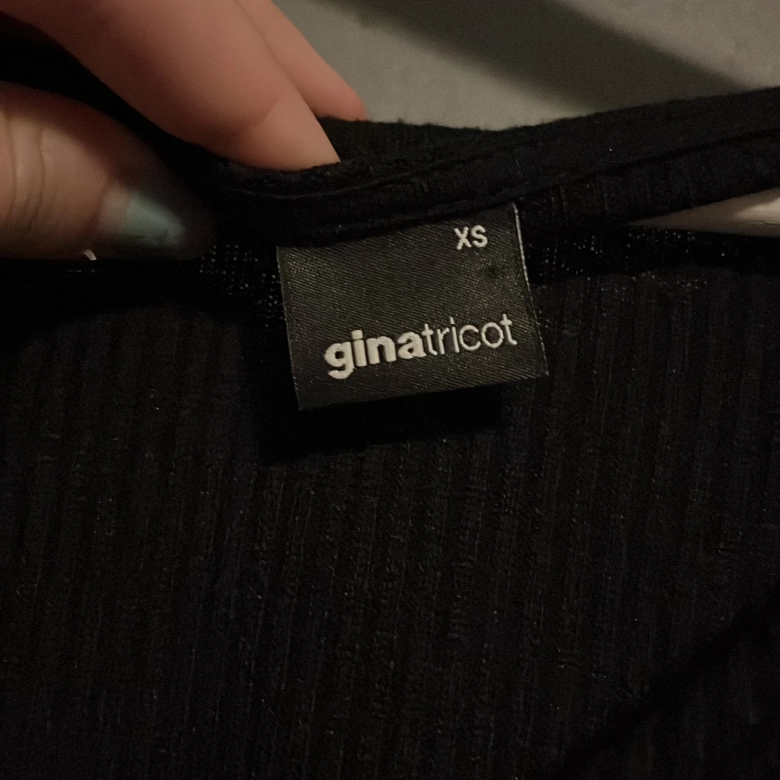 Svart ribbad topp från Gina Tricot - 91