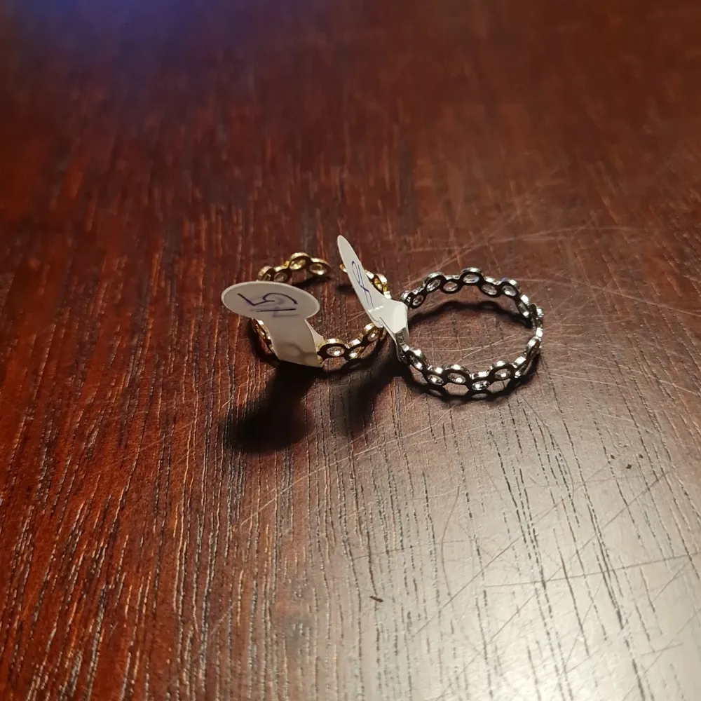 Säljer ett set av eleganta ringar i både silver och guldtoner. De har en vriden design med vackra pärldetaljer som ger en lyxig känsla. Perfekta för att lyfta vilken outfit som helst, oavsett om det är till vardags eller fest. Passar de flesta storlekar. Storlek: 13,14,15,16,19 Pris: 40:-/Styck . Asusteet.
