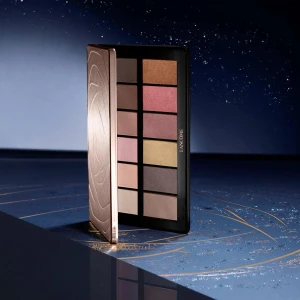 Ögonskuggspalett från Lancôme (Limited edition) - Säljer en elegant ögonskuggspalett från Lancôme med 12 fantastiska nyanser. Paletten har en mix av matta och skimrande färger i varma toner som guld, brons och rosa. Perfekt för både vardag och fest! Kommer i en lyxig förpackning med spegel. Använt 1 gång. ( NY PRIS 2200kr) 